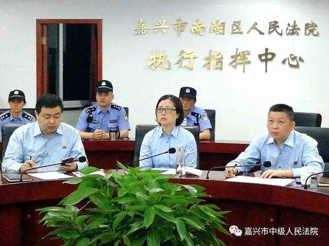 昨天凌晨,嘉兴一大波“老赖”在被窝里被突袭抓捕