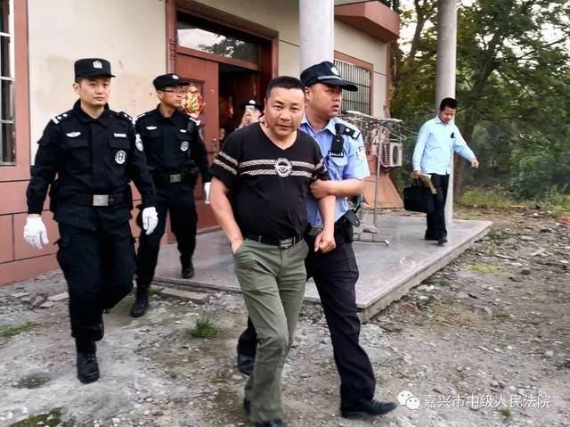 昨天凌晨,嘉兴一大波“老赖”在被窝里被突袭抓捕