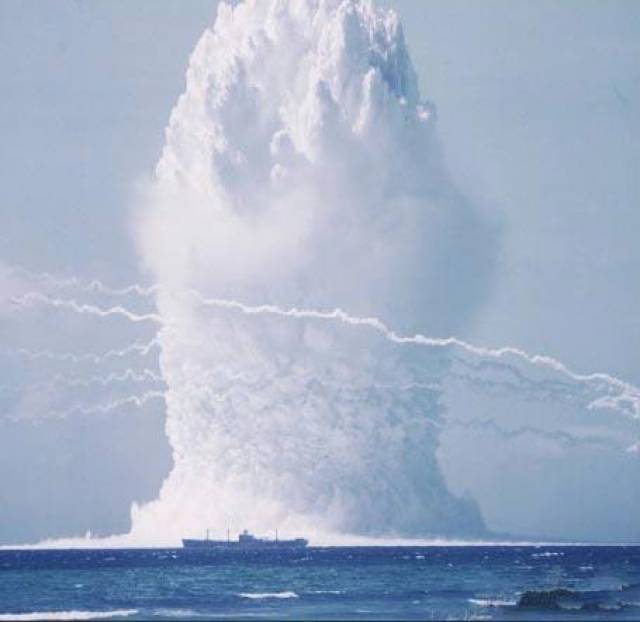 原子弹海上爆炸的威力有多大?比海啸都让人震撼_手机
