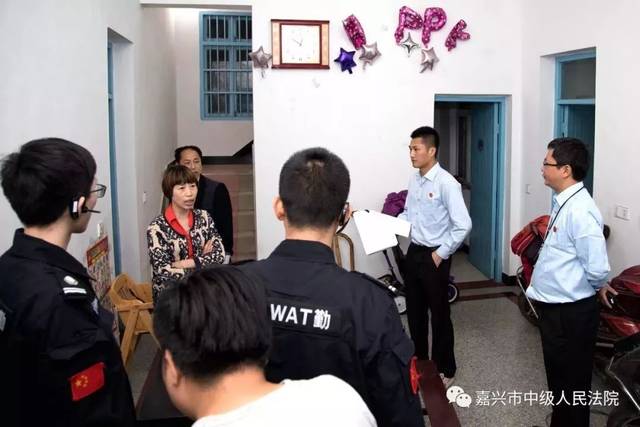 昨天凌晨,嘉兴一大波“老赖”在被窝里被突袭抓捕