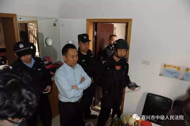 昨天凌晨,嘉兴一大波“老赖”在被窝里被突袭抓捕