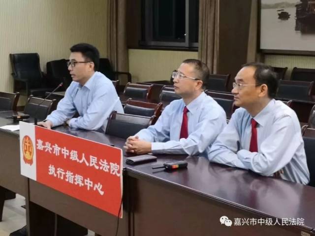 昨天凌晨,嘉兴一大波“老赖”在被窝里被突袭抓捕