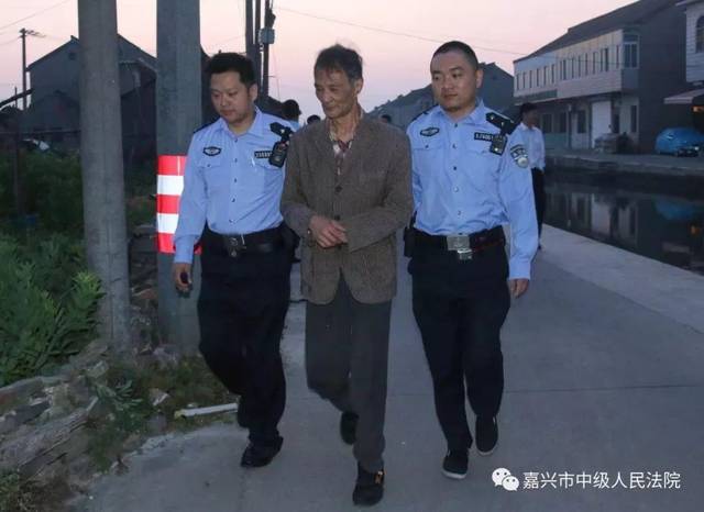 昨天凌晨,嘉兴一大波“老赖”在被窝里被突袭抓捕