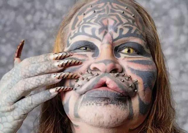 全球最奇葩的7大纹身狂人,有的将自己活生生的变成了"