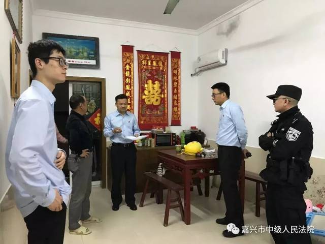 昨天凌晨,嘉兴一大波“老赖”在被窝里被突袭抓捕