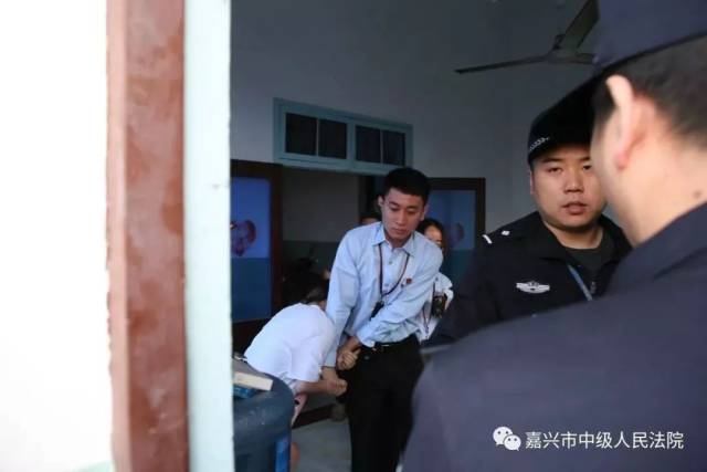 昨天凌晨,嘉兴一大波“老赖”在被窝里被突袭抓捕