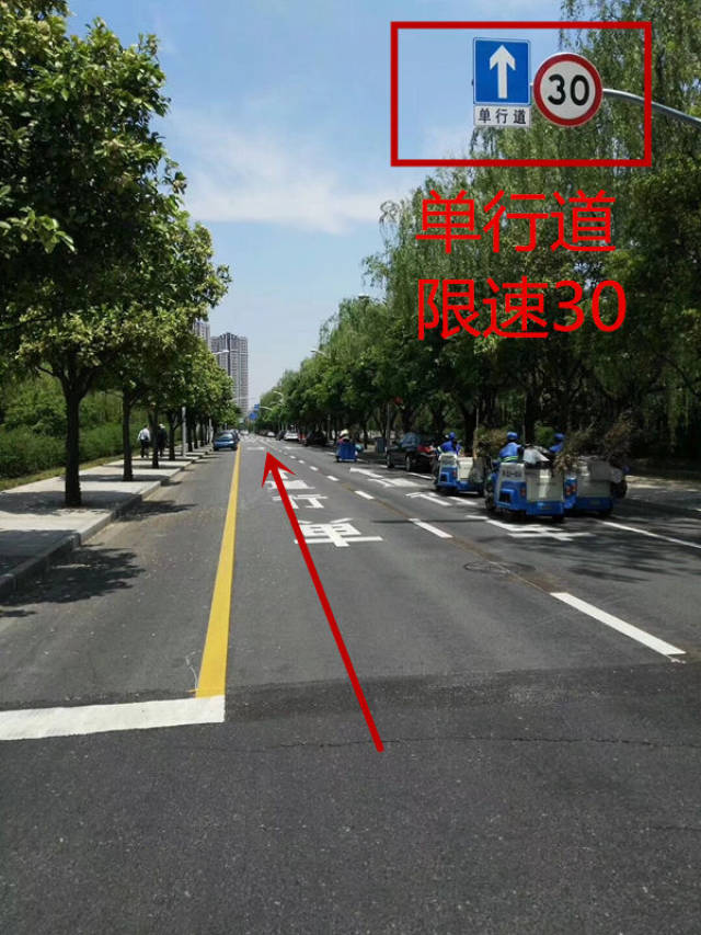 注意松江这条马路改成单行道