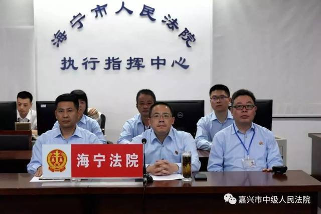 昨天凌晨,嘉兴一大波“老赖”在被窝里被突袭抓捕