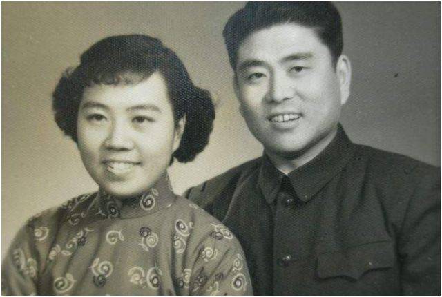 新中国成立之初南京有童谣唱到:一进堂屋亮堂堂,房里摆的大花床,姑娘