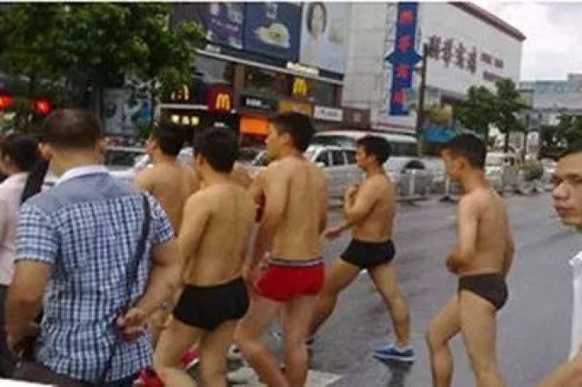 男员工排队让女经理扇耳光!房产公司:是员工