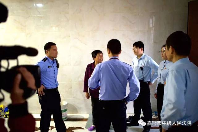 昨天凌晨,嘉兴一大波“老赖”在被窝里被突袭抓捕