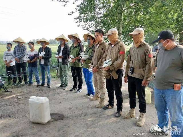 临猗贵戚坊地头出现一群全副武装的人!村民围观!