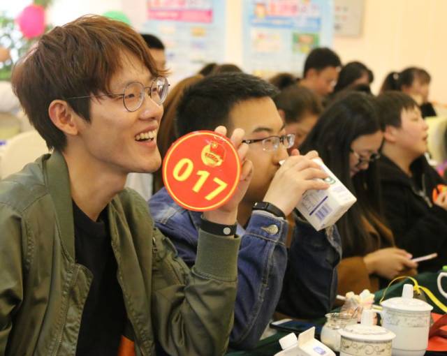 抖音民谣悦读,康定130多名美女帅哥聚众是要闹