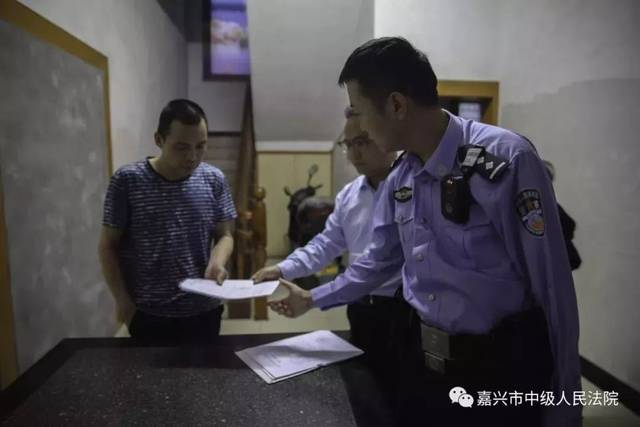昨天凌晨,嘉兴一大波“老赖”在被窝里被突袭抓捕