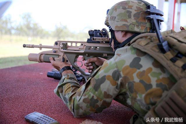 榴弹发射器扳机在f90步枪护圈内,方便士兵操作.