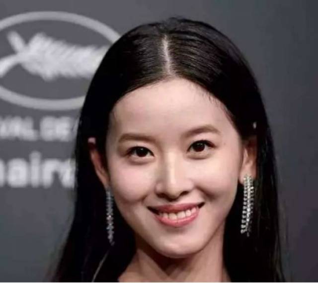 章泽天越"笑"越像邓文迪?全网吹的"高级少女感"全毁在
