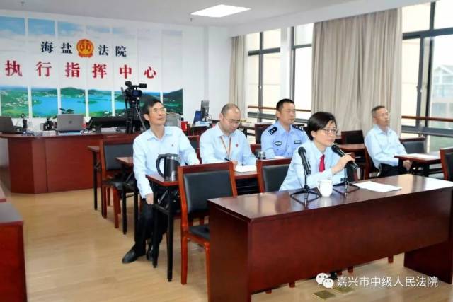 昨天凌晨,嘉兴一大波“老赖”在被窝里被突袭抓捕