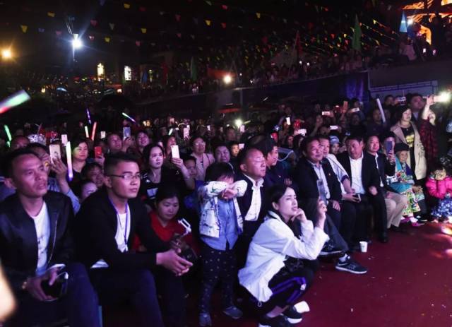 《流浪歌》原唱歌手陈星现身湘西小山村,助力