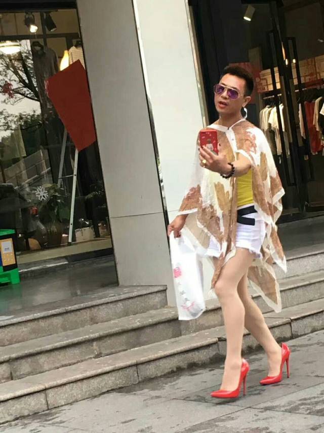 浙江某城市"男纸"身穿胸罩丝袜高跟鞋,网友:比女人性感惊艳!