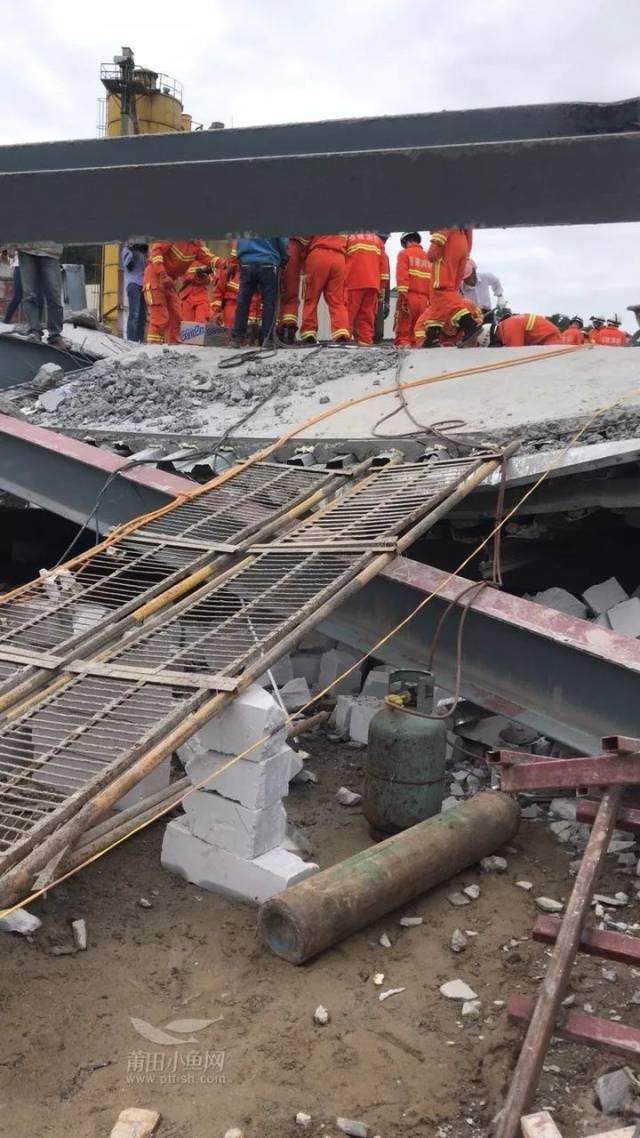 莆田某在建钢结构房屋坍塌,已致5人死亡,疑底层钢柱失