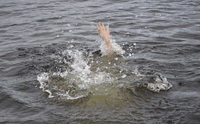 泌阳县羊册镇华山水库 游客拍照落水 两人溺亡