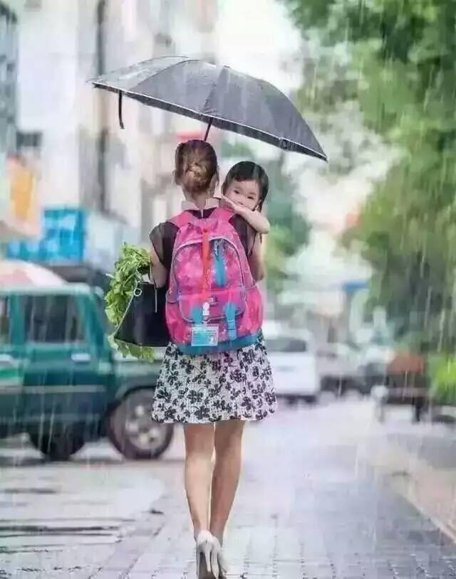 风雨中送孩子上学