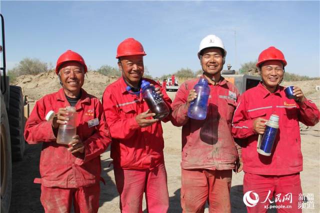 西北油田一线工人在新疆戈壁谱写劳动歌