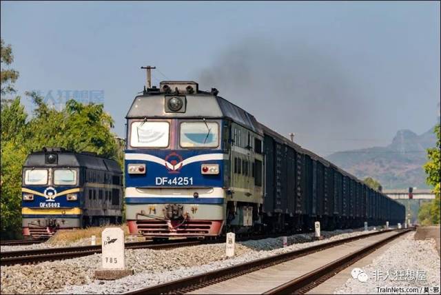 湘桂北线.df4c-4251牵引22013次去往柳州.
