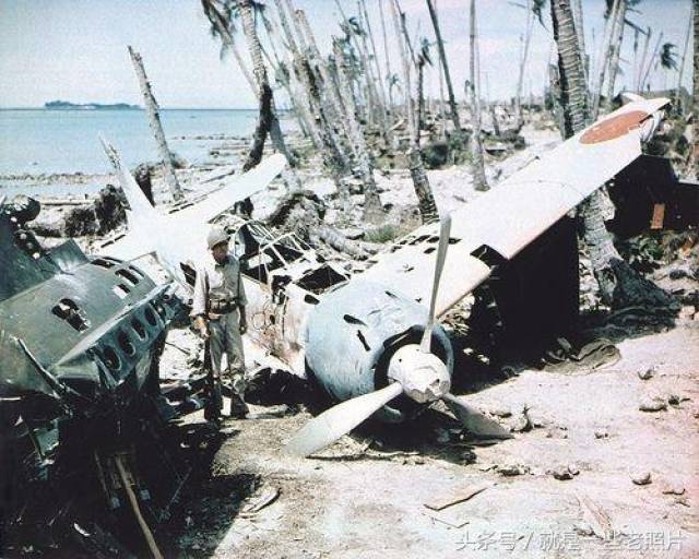 1943年所罗门群岛的新乔治亚岛,美军士兵站在一架被摧毁的三菱a6m3