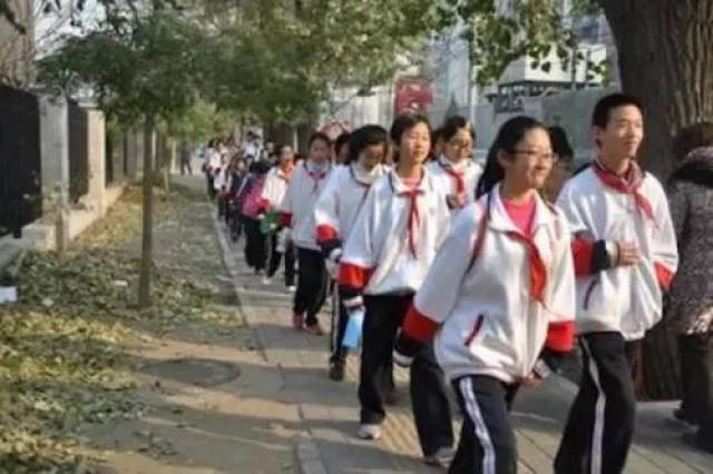北京这几所中学的校服回忆,是不是也有您的影子!