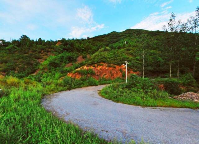 雾灵湖自然风景区位于密云县新城子乡遥桥峪,以狭长的山岳水库——遥