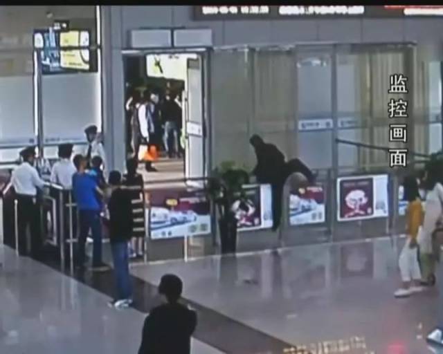 【关注诚信】男子迟到误车大闹高铁站 被列黑