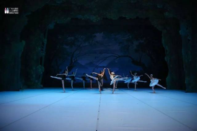 芭蕾舞团四周年舞剧《天鹅湖》 白天鹅舞姿为第一arabesque ,黑天鹅