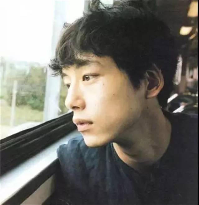 4个男生自拍的小技巧,让自拍帅出高度