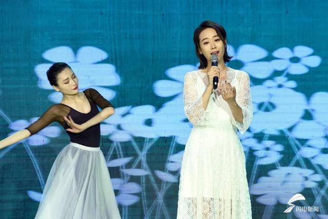 图为山东广播电视台主持人徐单为朗诵作品《婴语者》演唱歌曲.