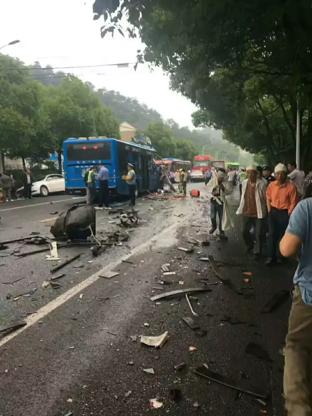绍兴渣土车逆行撞上公交车,1死10余伤,现场惨烈