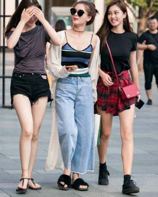 成都街拍:美女与闺蜜逛街,闺蜜的一个小心机完美抢镜!