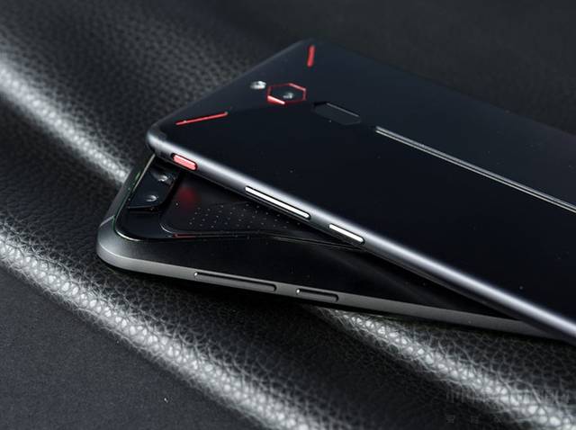 红魔VS黑鲨 两款热门游戏手机谁更炫酷?