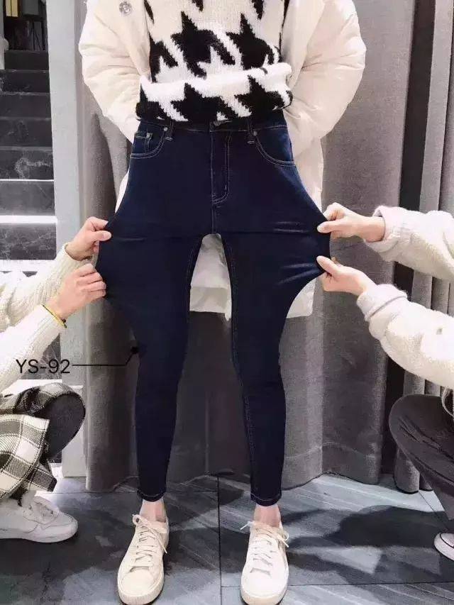 穿上以后试着让人从两边拉扯裤子,感觉一条可以拉出两条裤子的宽度