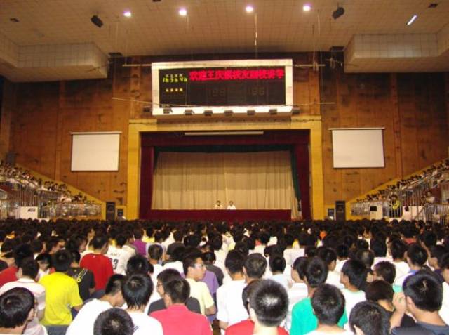 2009年,王庆根(左一)回母校讲学 海安中学的学生至今还能将王庆根的