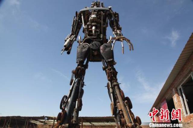 退休干部用废铜烂铁造巨型机器人 计划组建动漫乐园