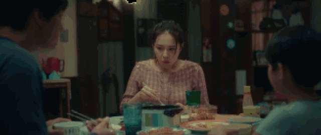 孙艺珍的演绎,不光是少女感,甚至有幼稚感. 上学前,儿子亲她一口.