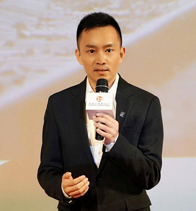 成名于《同一首歌》,两度主持春晚,原央视主持人亚宁的传奇之路!