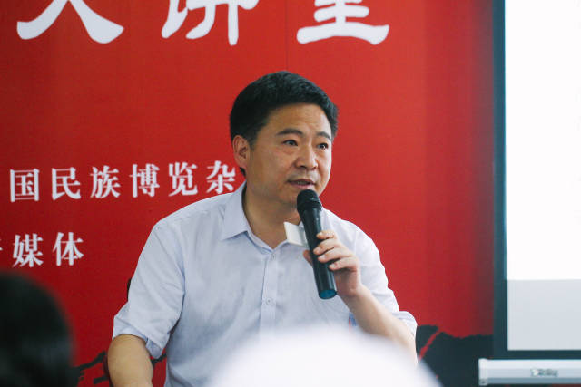 河南法制报总编辑李东红 李东红父亲早逝,从小,就是母亲辛苦将其拉扯