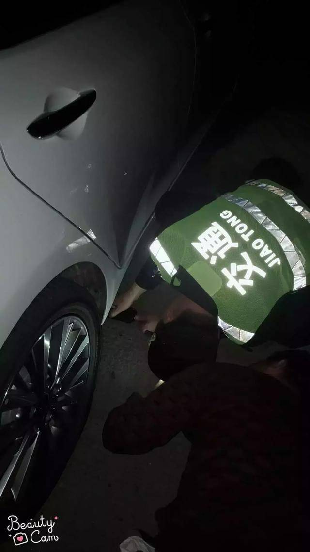 黑夜从兴仁匝道下高速时小车爆胎,司机浑然不知,后来