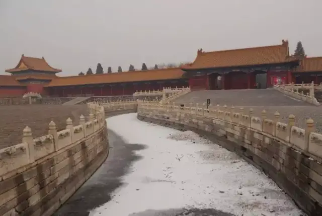 太和殿的御路,连台阶都雕刻的十分精美,如今再去看,花纹仿佛没这么