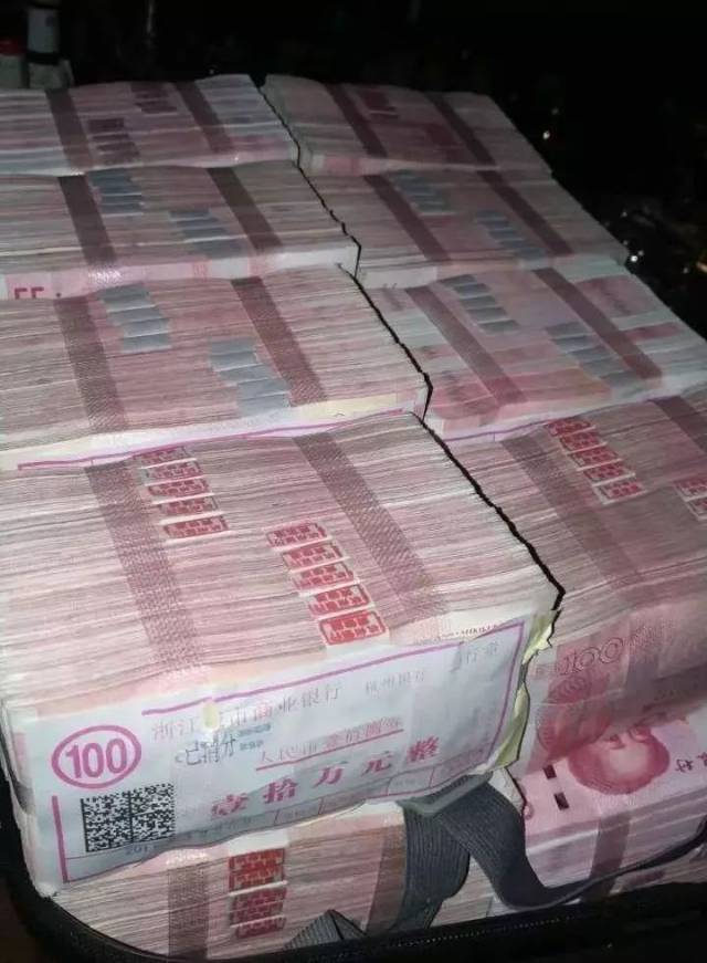 里面果然满满一箱子的百元现金 他们将行李箱带回派出所做进一步处理