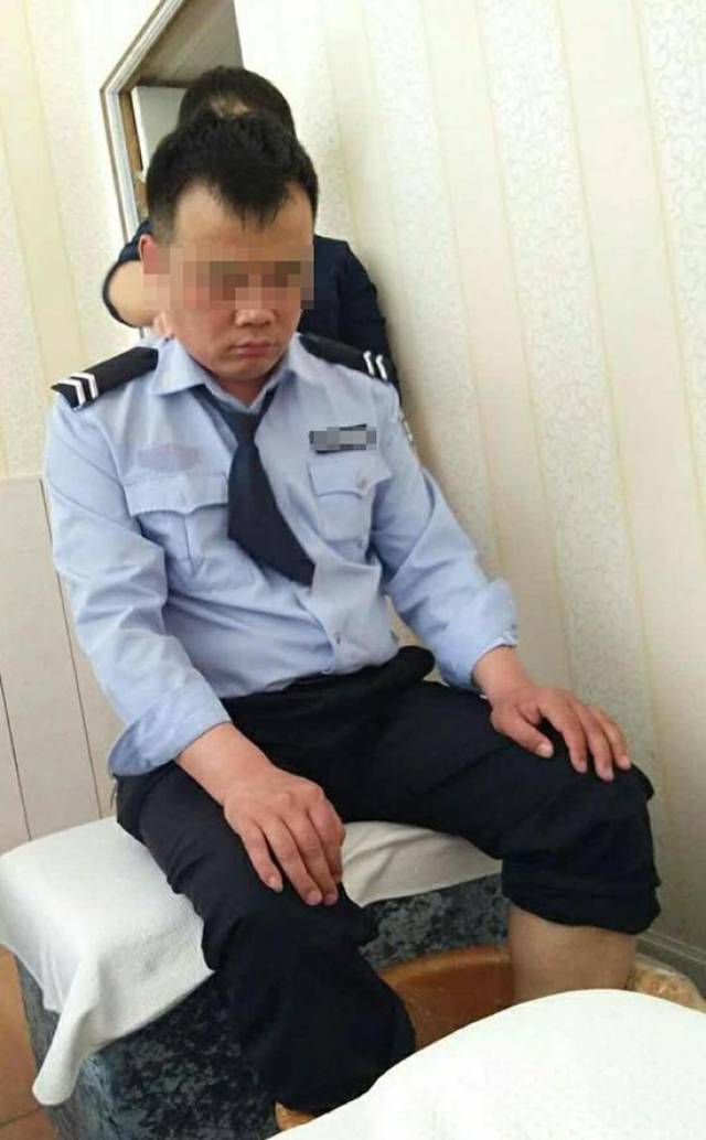 上班时间"穿警服做足疗:系辅警,提醒谈话全局通报