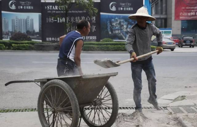 他现在是绵竹市一家工地上的泥瓦工,为老小区整修天然气管道.