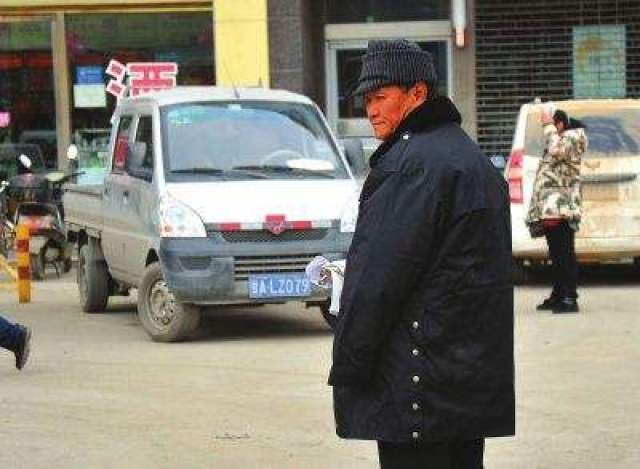 当保安又苦又累,赚的还少,为什么老年人还抢着干?原因
